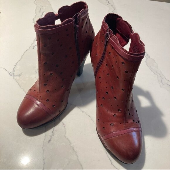 MIZ MOOZ Sz 8 Charla Wine Colour Laser Cut Out Dots Heel Zipper  Closure - Picture 1 of 16